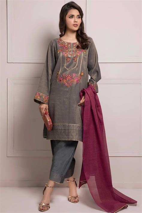 Zeen pk - A kaftan dress design is essentially a loose-fitting, flowy garment with wide sleeves, usually in a luxurious fabric, such as silk, to create a contemporary festive outfit. Ready To Wear festive outfits are available in various different fabrics. Some of the most popular ones are mentioned below. 1. Chiffon.